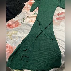 Super flattering green sparkly dress. Fits size Small to Large